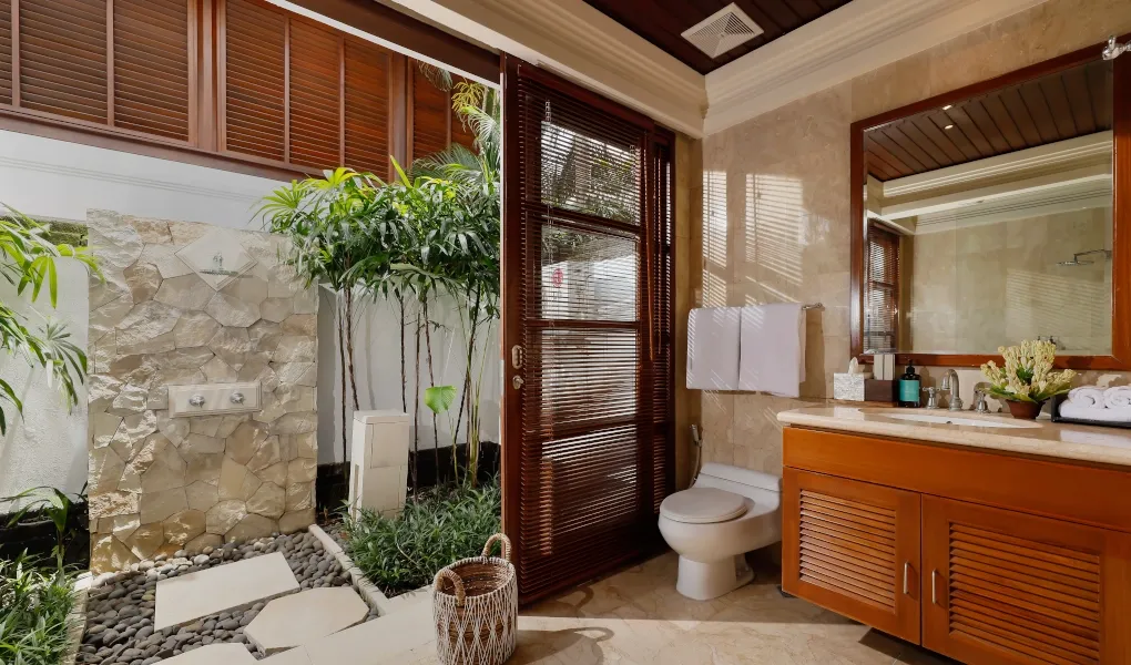 A modern bathroom with an outdoor, tropical shower at Villa The Seven