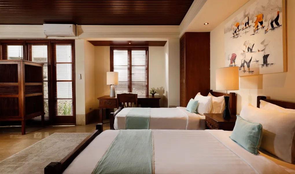 Bedroom with twin beds, a desk, and sliding glass doors at Villa The Seven