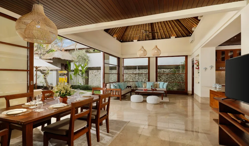 Spacious living and dining area with an open-plan design at Villa The Seven