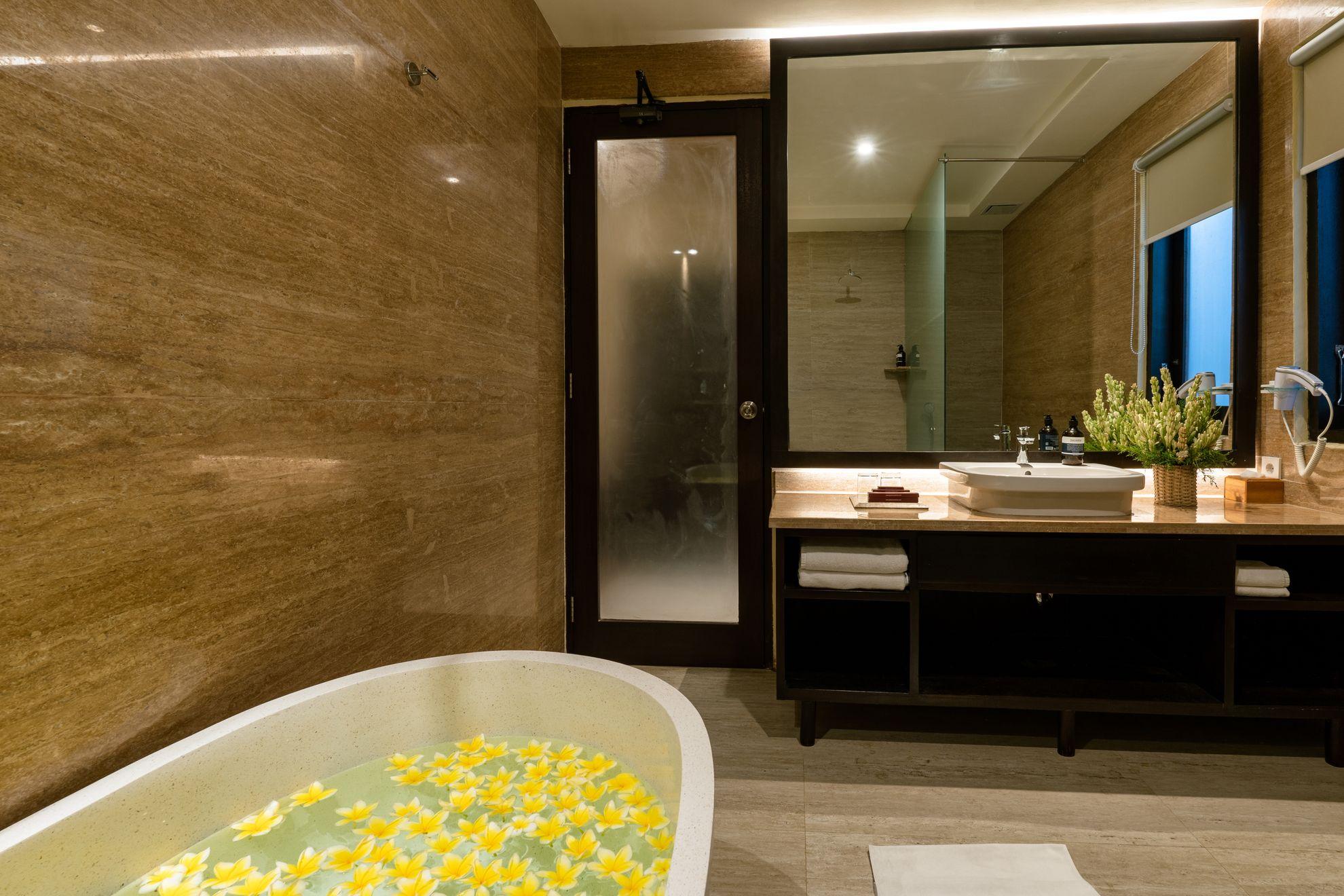 bali-sunshine-suiteduplex-bath