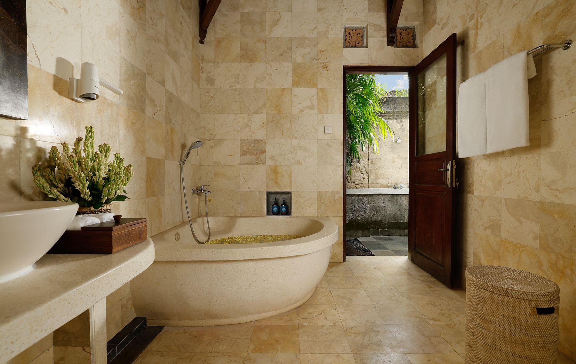 leona-villa1-masterbath
