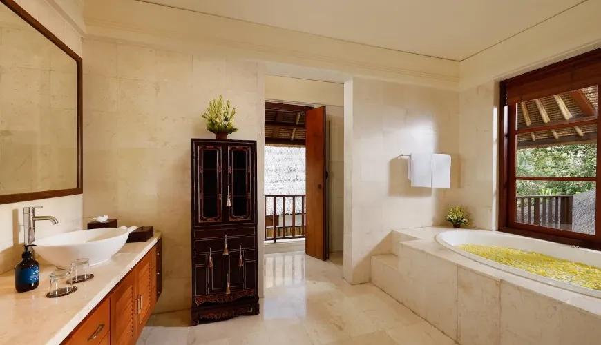 Luxury ensuite bathroom Jimbaran at Villa Fabreya