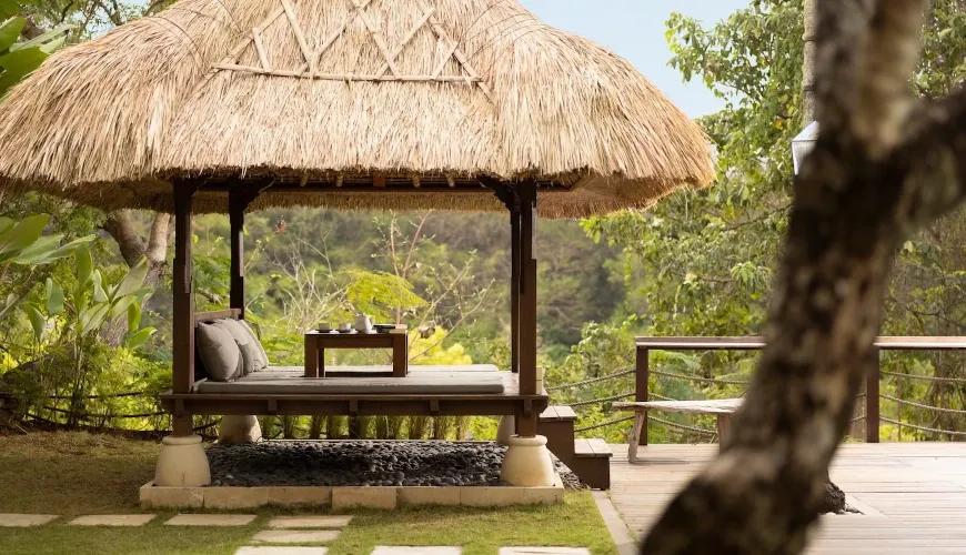 Relaxing Balinese bale with garden view at Villa Grasshopper