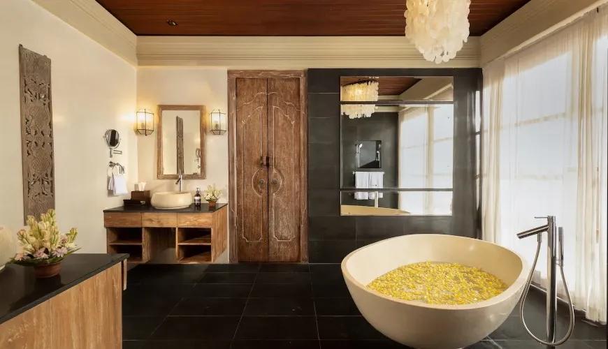 Luxurious bathroom with unique design at Villa Grasshopper