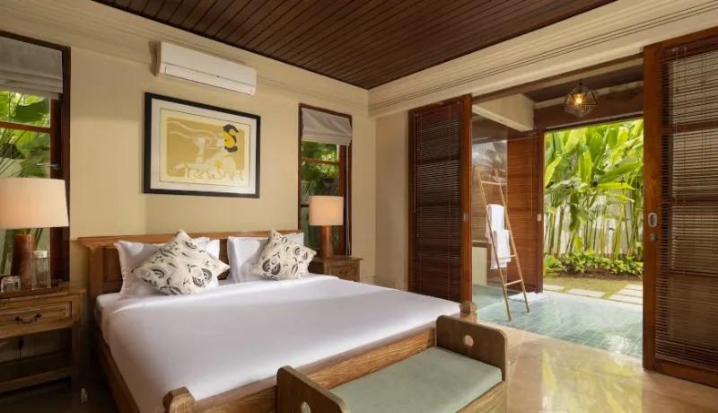 King bed bedroom with garden access at Villa Grasshopper