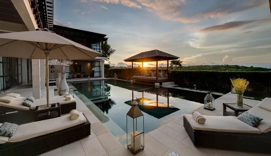 Sunset luxury pool, serene Bali villa. Villa Jamalu