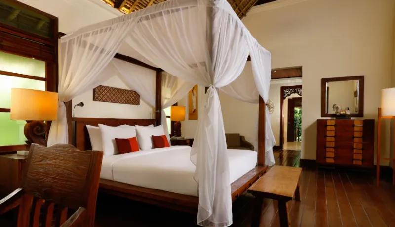 Luxurious master bedroom with canopy bed at Villa Ohm