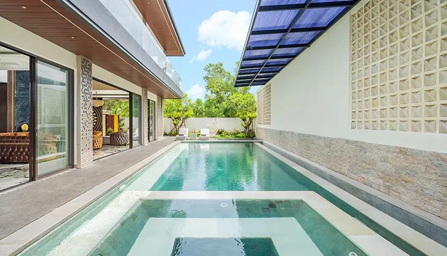 Luxury villa backyard featuring a long swimming pool and a built in square plunge pool area at Kalem Uluwatu