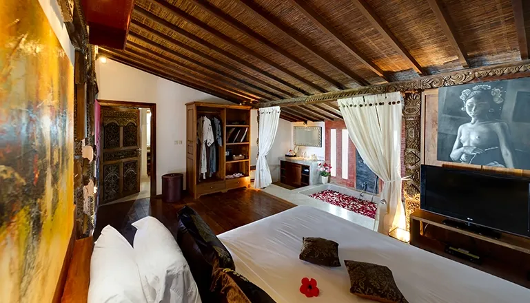 Luxury Bali bedroom integrated bathtub at Majapahit Villa Nataraj