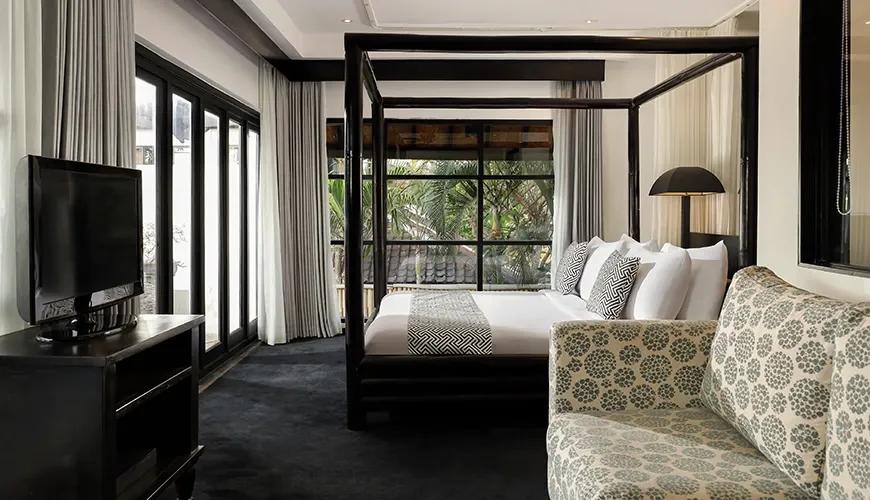 shanti-estate-luxury-modern-bedroom-with-four-poster-bed-tv-and-tropical-view-seminyak