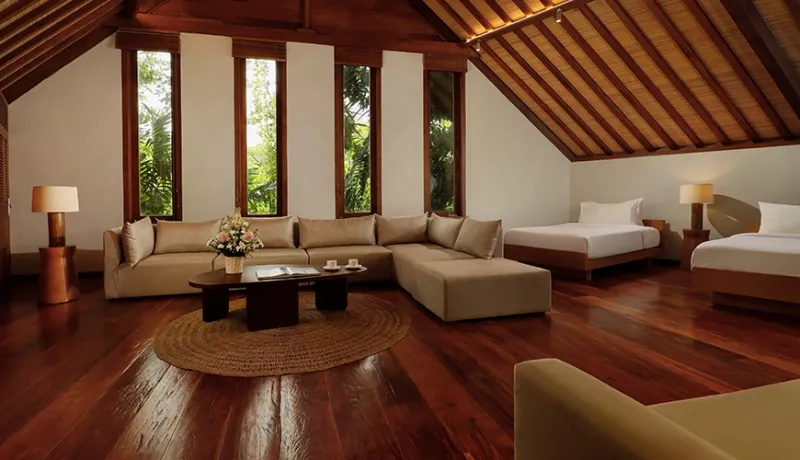 Spacious room features a lounge area and two comfortable single beds at Tirtadari Villa
