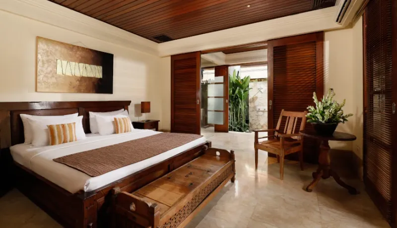 Spacious bedroom, en-suite bath, tropical views at Villa Alejandra