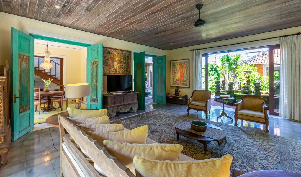 Spacious living room with vibrant decor and Balinese furniture at Villa Angsa