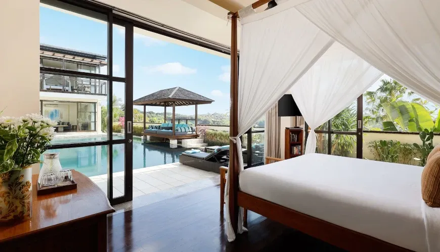 Luxury master bedroom, direct pool access, Bali. Villa Jamalu