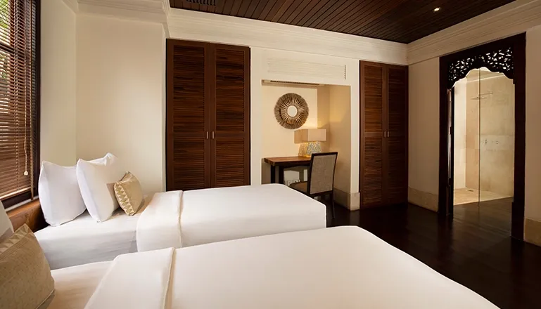 Bedroom with two single beds desk and traditional decor at Villa Ken