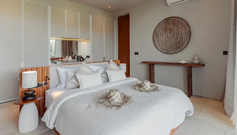 Serene bedroom with a cozy bed and wooden headboard at Villa Morada