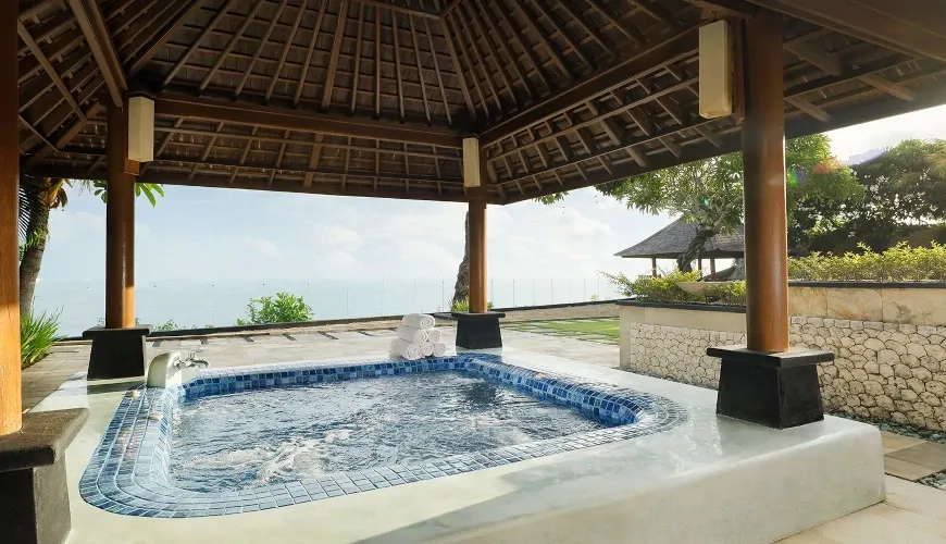 Ocean view jacuzzi, relaxing spa experience at Villa Nagasutra