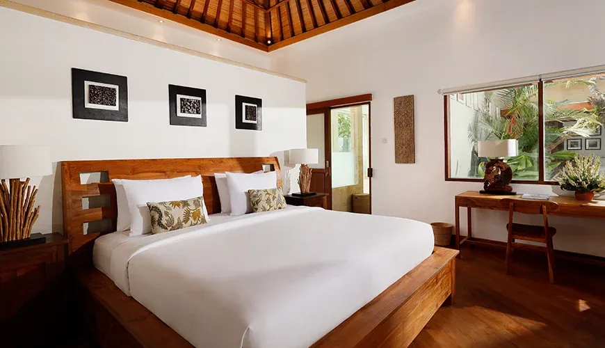Serene bedroom with a plush king bed and a writing desk at Villa Perere9
