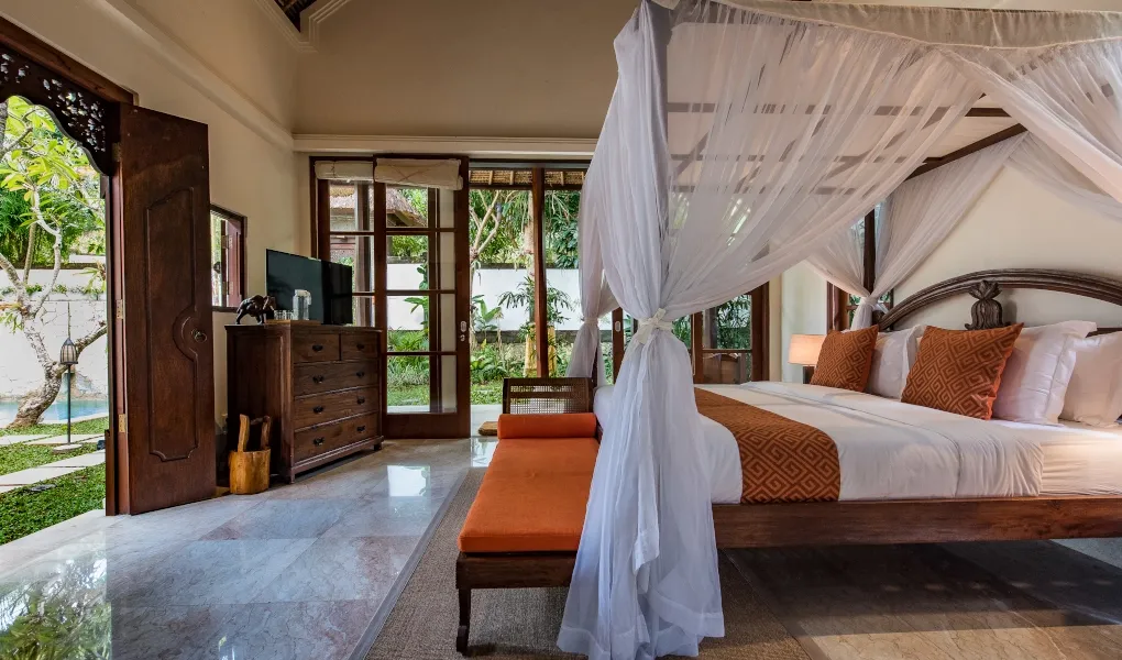 Luxurious Balinese pavilion room with four-poster bed at Villa Senada