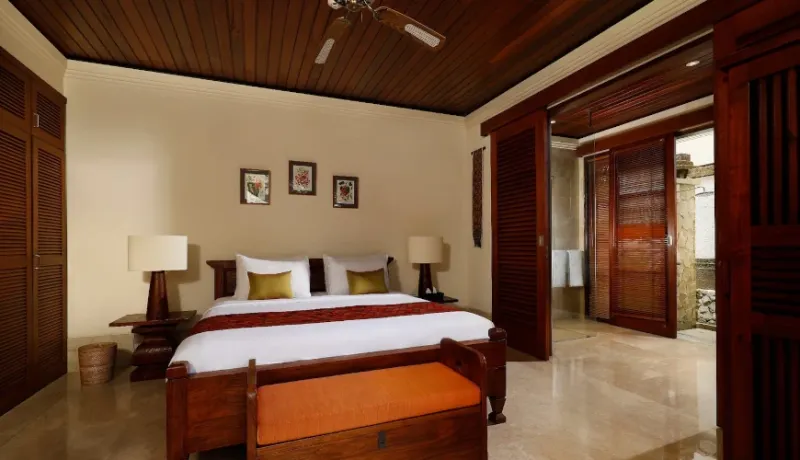 Spacious bedroom, tropical wooden interior at Villa Shanti