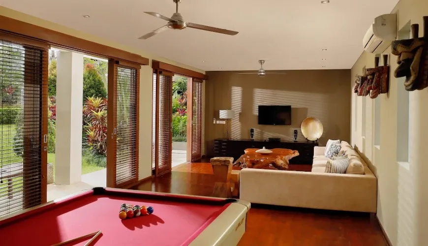 Private villa game room, pool table at Villa Uma Nina