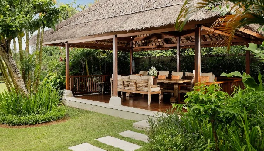 Relaxing outdoor lounge, thatched roof at Villa Uma Nina