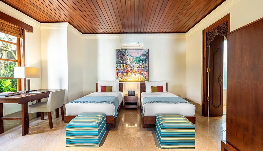 Beautiful twin bedroom in a villa with two single beds and a large study desk at Villa Umarya